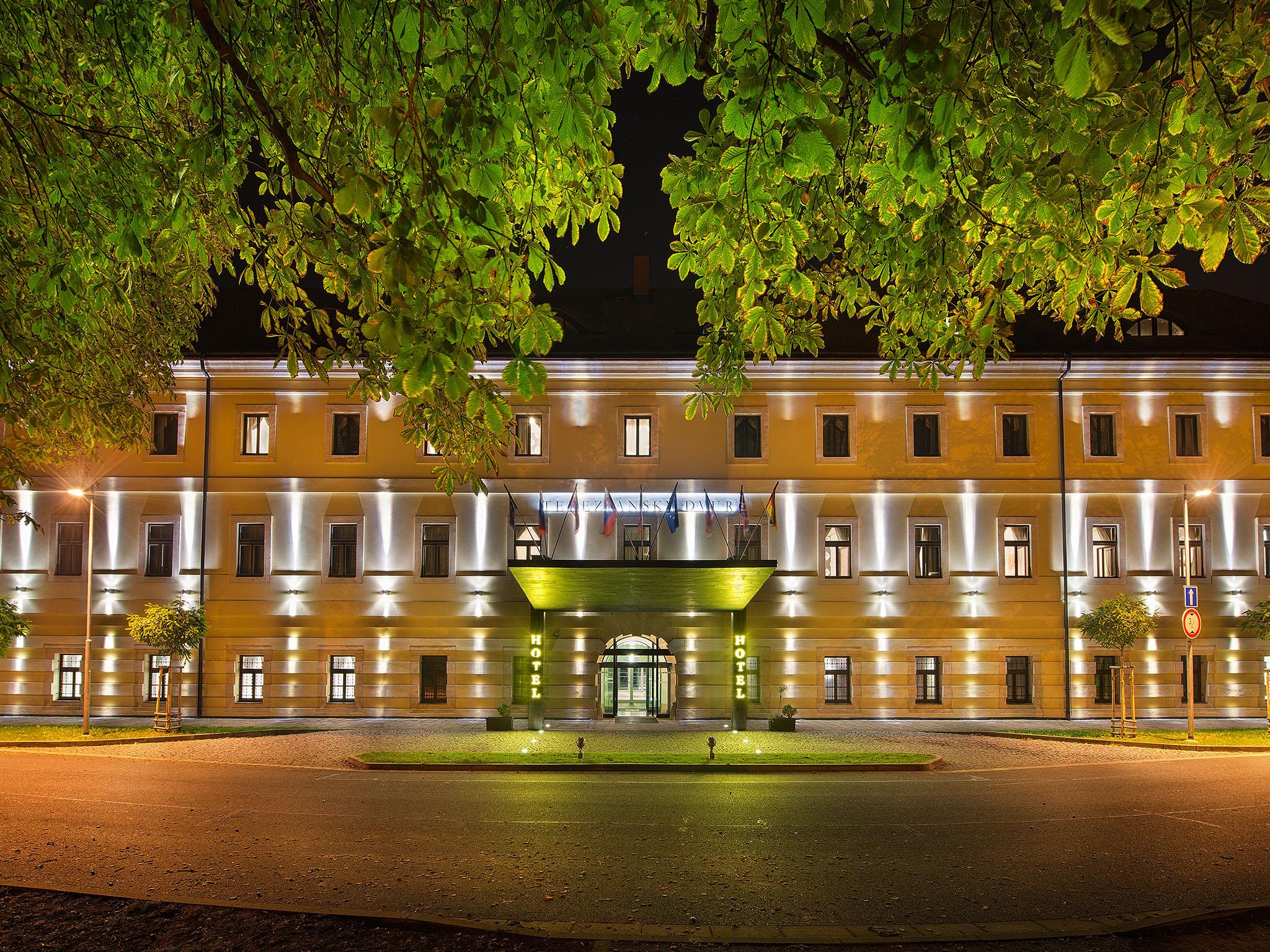 Ea Hotel Tereziansky Dvur Hradec Králové Exteriör bild